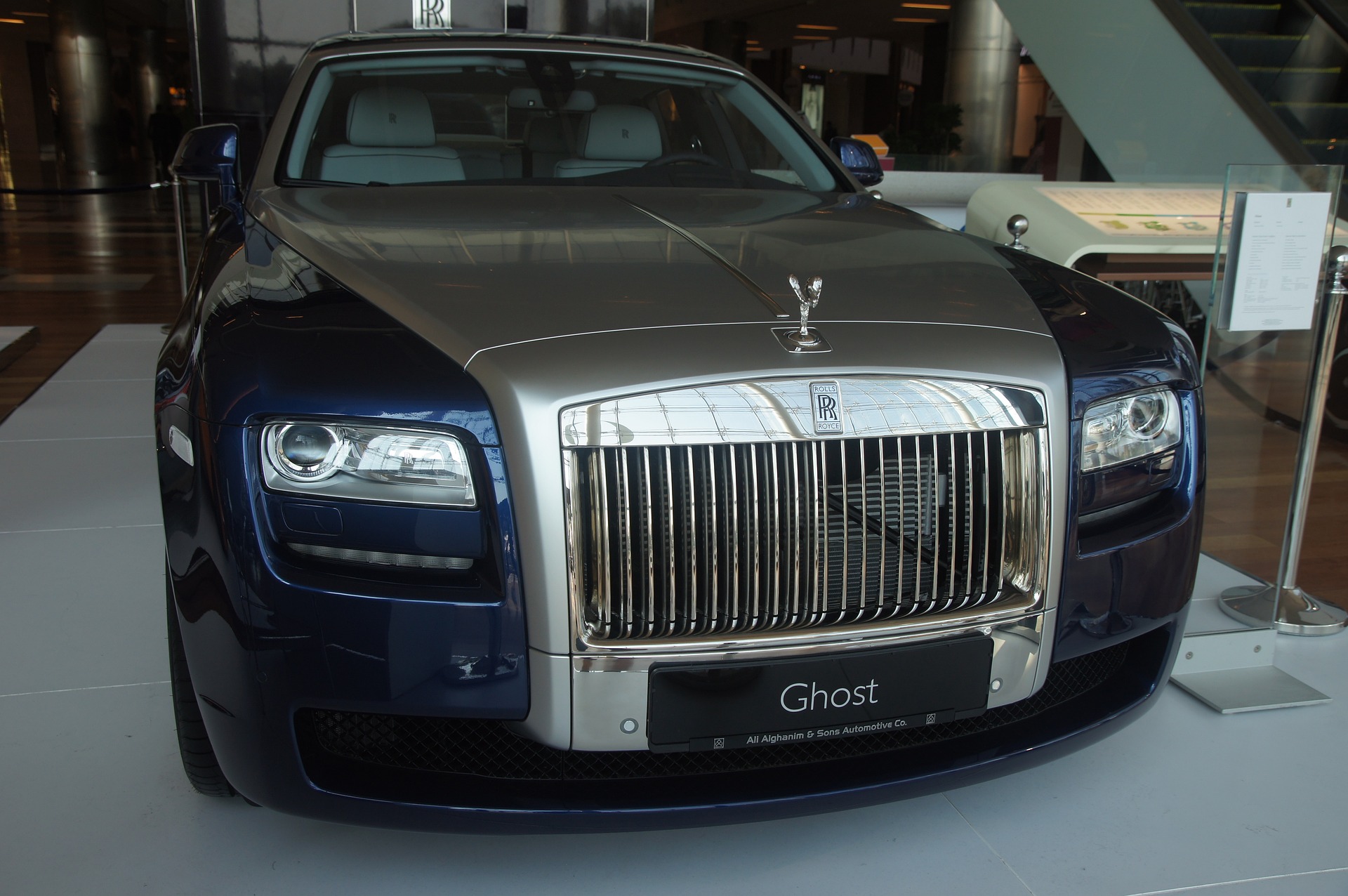 La Rolls-Royce Black Badge Ghost del 2022 è una vibrazione tutta sua
